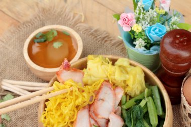 Domuz etli dumpling çorbası ile yumurta noodles.