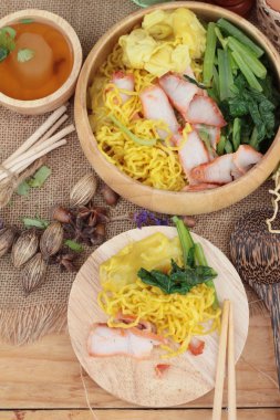 Domuz etli dumpling çorbası ile yumurta noodles