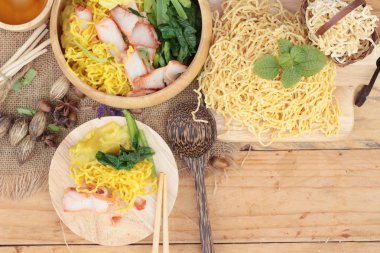 Domuz etli dumpling çorbası ile yumurta noodles.