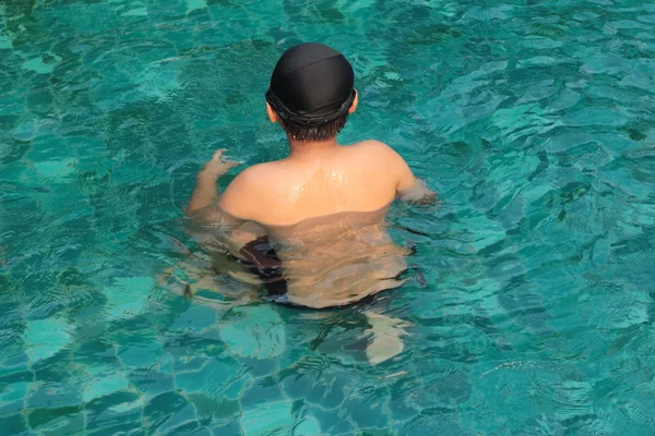 Ein Junge schwimmt im Pool. — Stockfoto