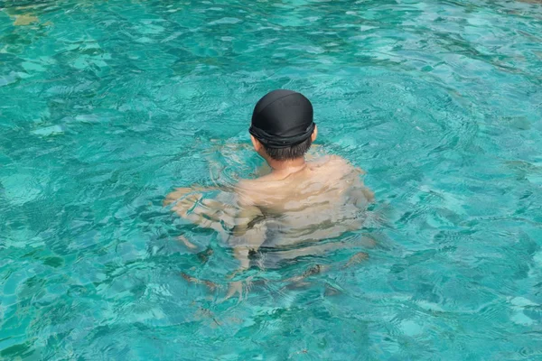 Um menino nadando na piscina . — Fotografia de Stock