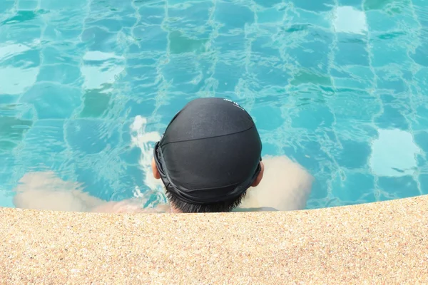 Um menino nadando na piscina . — Fotografia de Stock