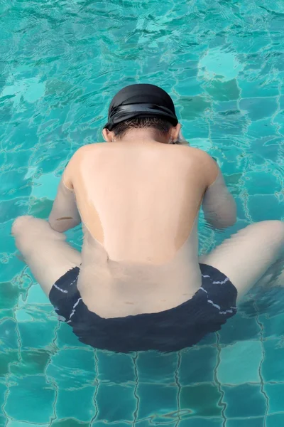 Un garçon nage dans la piscine. — Photo