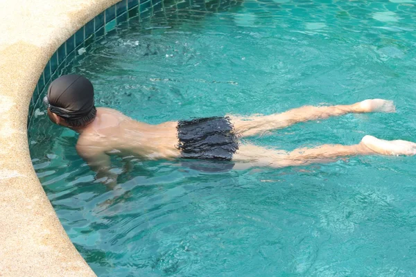 Un ragazzo che nuota in piscina. — Foto Stock