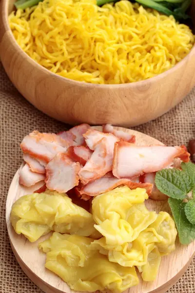 Domuz etli dumpling çorbası ile yumurta noodles. — Stok fotoğraf