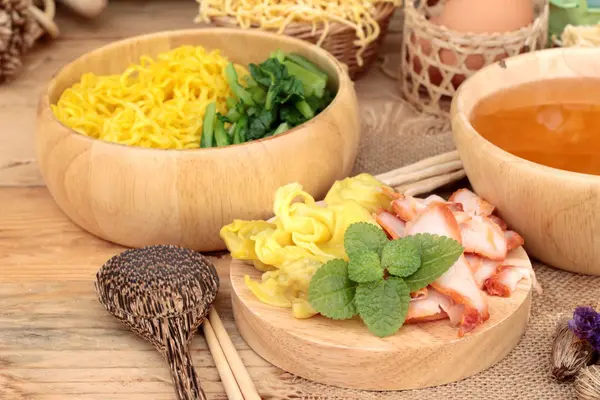 Fideos de huevo con cerdo y albóndigas en sopa . — Foto de Stock