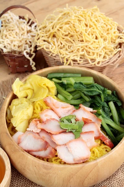 Domuz etli dumpling çorbası ile yumurta noodles. — Stok fotoğraf