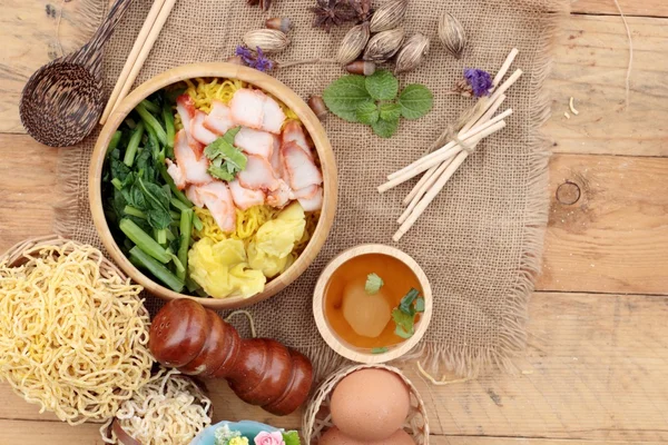 Nouilles aux œufs avec porc et boulette dans la soupe — Photo