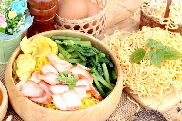 Macarrão de ovo com carne de porco e bolinho em sopa . — Fotografia de Stock