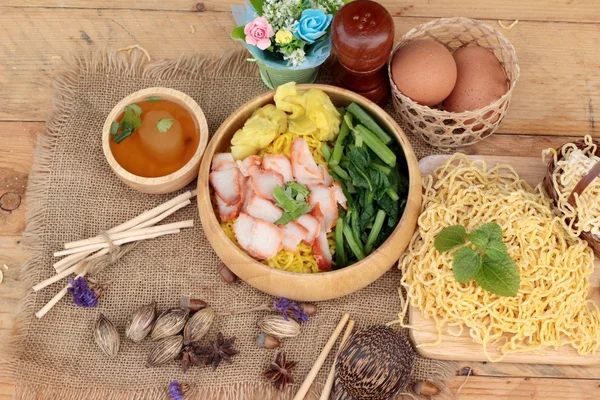 Fideos de huevo con cerdo y albóndigas en sopa . — Foto de Stock