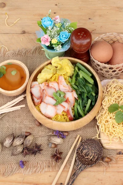 Domuz etli dumpling çorbası ile yumurta noodles.