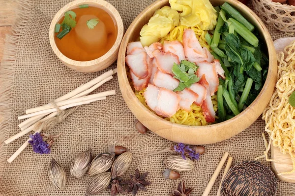 Domuz etli dumpling çorbası ile yumurta noodles.