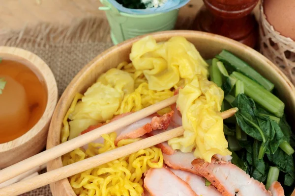 Fideos de huevo con cerdo y albóndigas en sopa . —  Fotos de Stock