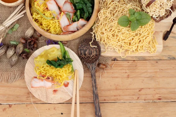 Fideos de huevo con cerdo y albóndigas en sopa . — Foto de Stock