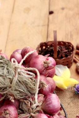 ahşap arka plan üzerinde yemek pişirmek için ham arpacık.