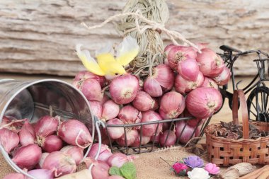 ahşap arka plan üzerinde yemek pişirmek için ham arpacık.