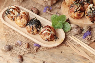 Takoyaki topları, soslu kızarmış tradinition Japon yemekleri