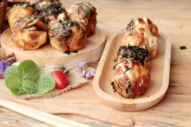 Takoyaki topları, soslu kızarmış tradinition Japon yemekleri