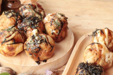 Takoyaki topları, soslu kızarmış tradinition Japon yemekleri