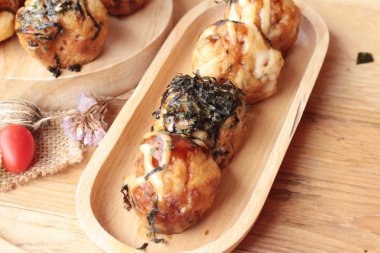 Takoyaki topları, soslu kızarmış tradinition Japon yemekleri
