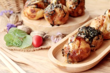 Takoyaki topları, soslu kızarmış tradinition Japon yemekleri