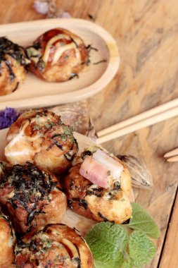 Takoyaki topları, soslu kızarmış tradinition Japon yemekleri