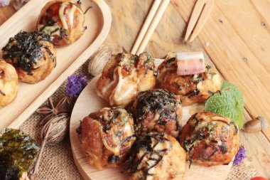 Takoyaki topları, soslu kızarmış tradinition Japon yemekleri