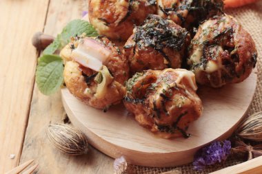 Takoyaki topları, soslu kızarmış tradinition Japon yemekleri