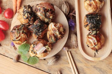 Takoyaki topları, soslu kızarmış tradinition Japon yemekleri