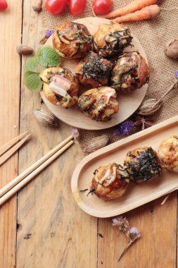 Takoyaki topları, soslu kızarmış tradinition Japon yemekleri
