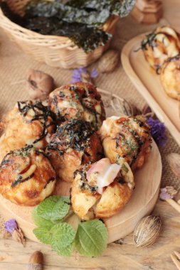 Takoyaki topları, soslu kızarmış tradinition Japon yemekleri