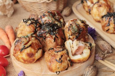 Takoyaki topları, soslu kızarmış tradinition Japon yemekleri