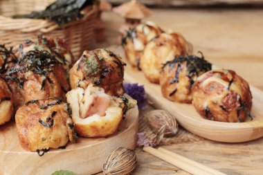 Takoyaki topları, soslu kızarmış tradinition Japon yemekleri