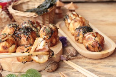 Takoyaki topları, soslu kızarmış tradinition Japon yemekleri
