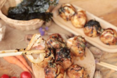 Takoyaki topları, soslu kızarmış tradinition Japon yemekleri