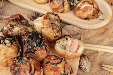 Takoyaki topları, soslu kızarmış tradinition Japon yemekleri