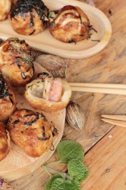 Takoyaki topları, soslu kızarmış tradinition Japon yemekleri