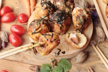 Takoyaki topları, soslu kızarmış tradinition Japon yemekleri