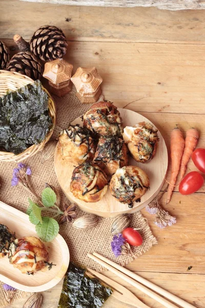 Takoyaki topları, soslu kızarmış tradinition Japon yemekleri — Stok fotoğraf