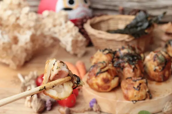 Takoyaki smažené kuličky s omáčkou, tradinition japonské jídlo — Stock fotografie