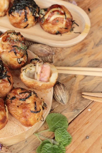 Takoyaki topları, soslu kızarmış tradinition Japon yemekleri
