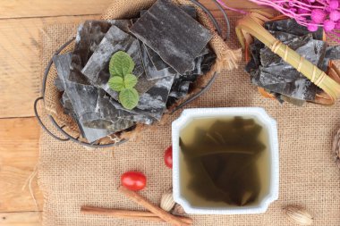 Deniz yosunu çorbası lezzetli ve kurutulmuş yosun.