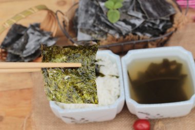 Deniz yosunu çorbası lezzetli ve kurutulmuş yosun.