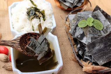 Deniz yosunu çorbası lezzetli ve kurutulmuş yosun.