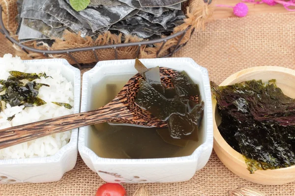 Deniz yosunu çorbası lezzetli ve kurutulmuş yosun.