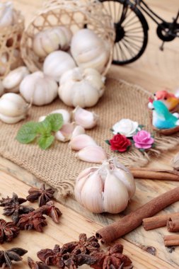 Çiğ sarımsak sağlık yararları üzerinde ahşap arka plan vardır..