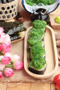 Suşi rulo ve yosun salata bir harika.