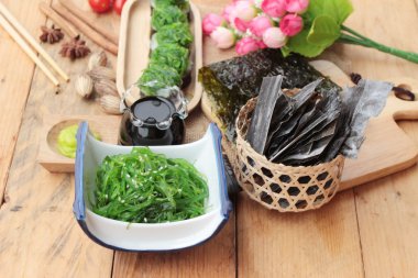 Suşi rulo ve yosun salata bir harika.