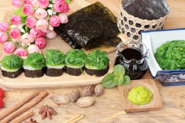 Suşi rulo ve yosun salata bir harika.