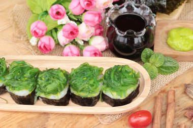 Suşi rulo ve yosun salata bir harika.